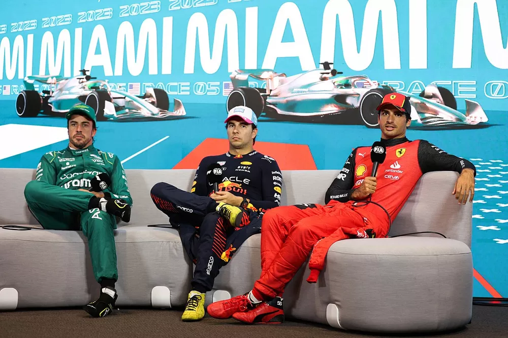 Fernando Alonso, Aston Martin F1 Team, el hombre de la pole Sergio P&eacute;rez, Red Bull Racing, Carlos Sainz, Scuderia Ferrari, en la rueda de prensa posterior a la clasificaci&oacute;n.