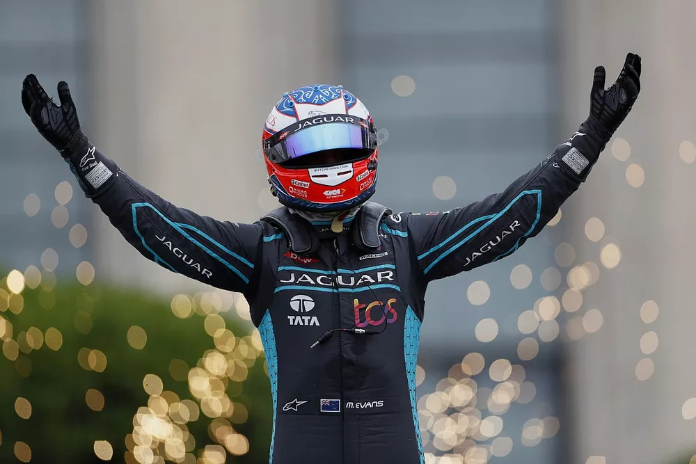 Le vainqueur Mitch Evans, Jaguar Racing f&ecirc;te dans le parc ferm&eacute;