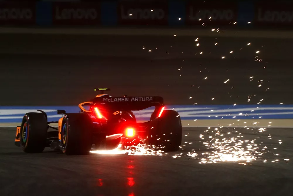Le scintille si alzano dal retro di Lando Norris, McLaren MCL36