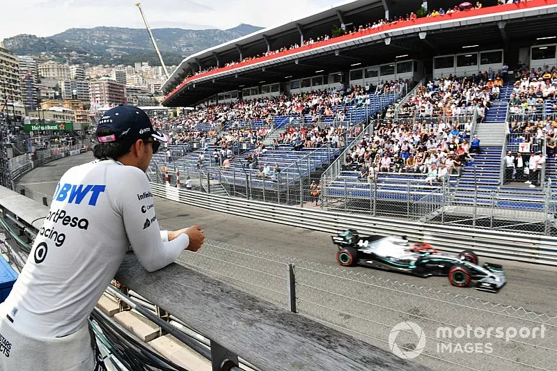 Sergio P&eacute;rez, Racing Point, observa a Lewis Hamilton, Mercedes AMG F1 W10, en la calificaci&oacute;n