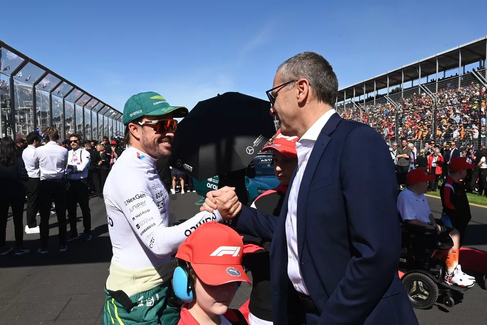 Fernando Alonso, Aston Martin y Stefano Domenicali, CEO de la F1