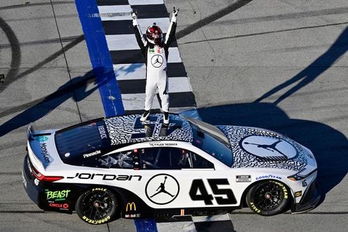 Reddick gana en caótico final en Talladega con afectación a Suárez