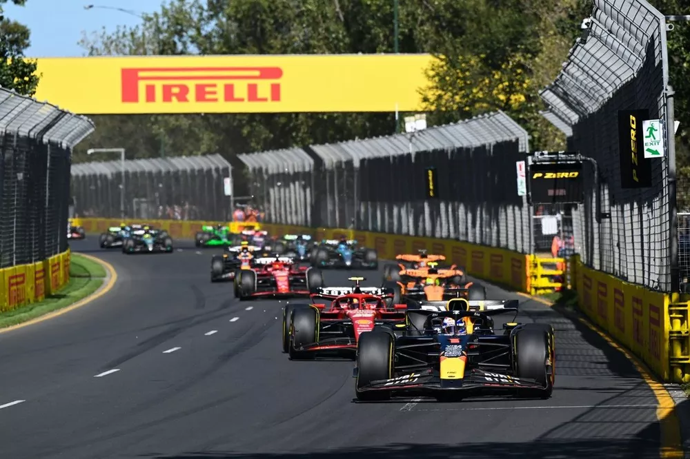 Max Verstappen, Red Bull Racing RB20, Carlos Sainz, Ferrari SF-24, Lando Norris, McLaren MCL38, Charles Leclerc, Ferrari SF-24, Oscar Piastri, McLaren MCL38, et le reste du peloton au d&eacute;part
