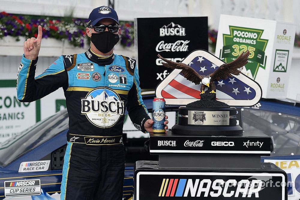 Race Winner Kevin Harvick, Stewart-Haas Racing, Ford Mustang