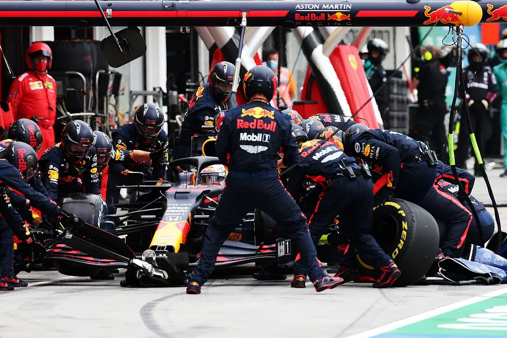  Max Verstappen, Red Bull Racing RB16, pitstop