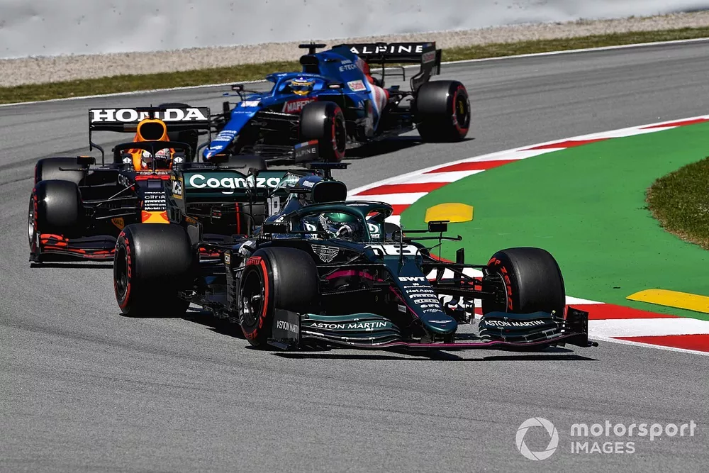 Lance Stroll, Aston Martin AMR21, Max Verstappen, Red Bull Racing RB16B et Fernando Alonso, Alpine A521