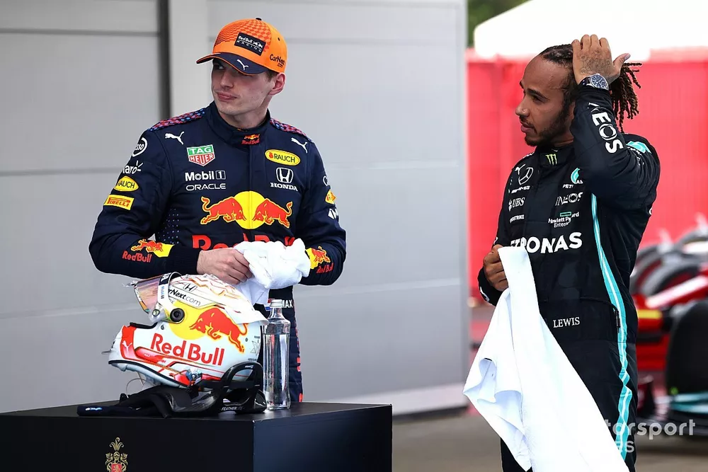 Max Verstappen, Red Bull Racing, 2e positie, en Lewis Hamilton, Mercedes, 1e positie, in Parc Ferme