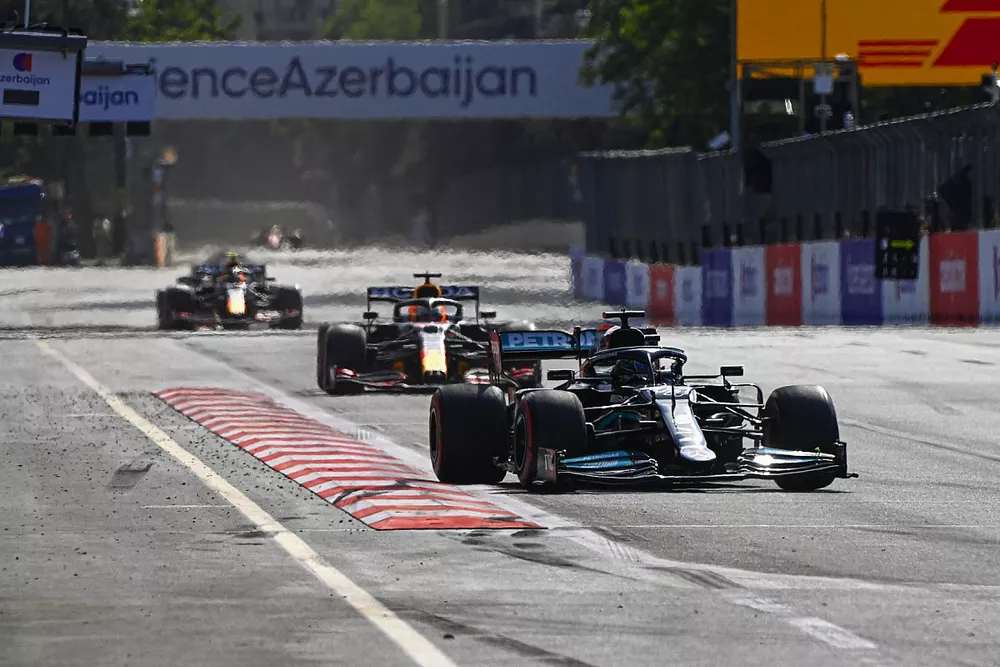 Lewis Hamilton, Mercedes W12, Max Verstappen, Red Bull Racing RB16B, en Sergio Perez, Red Bull Racing RB16B