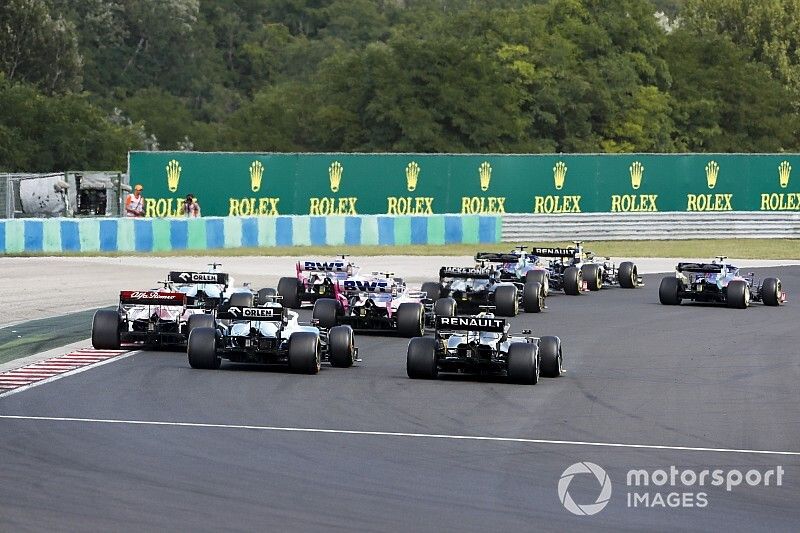 Nico Hulkenberg, Renault F1 Team R.S. 19, leads Alexander Albon, Toro Rosso STR14, Daniil Kvyat, Toro Rosso STR14, Kevin Magnussen, Haas F1 Team VF-19, Sergio Perez, Racing Point RP19, Lance Stroll, Racing Point RP19, and the remainder of the field at the start