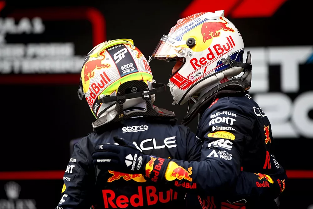 Ganador Max Verstappen, Red Bull Racing, con el tercer lugar Sergio P&eacute;rez, Red Bull Racing, se felicitan mutuamente en Parc Ferme
