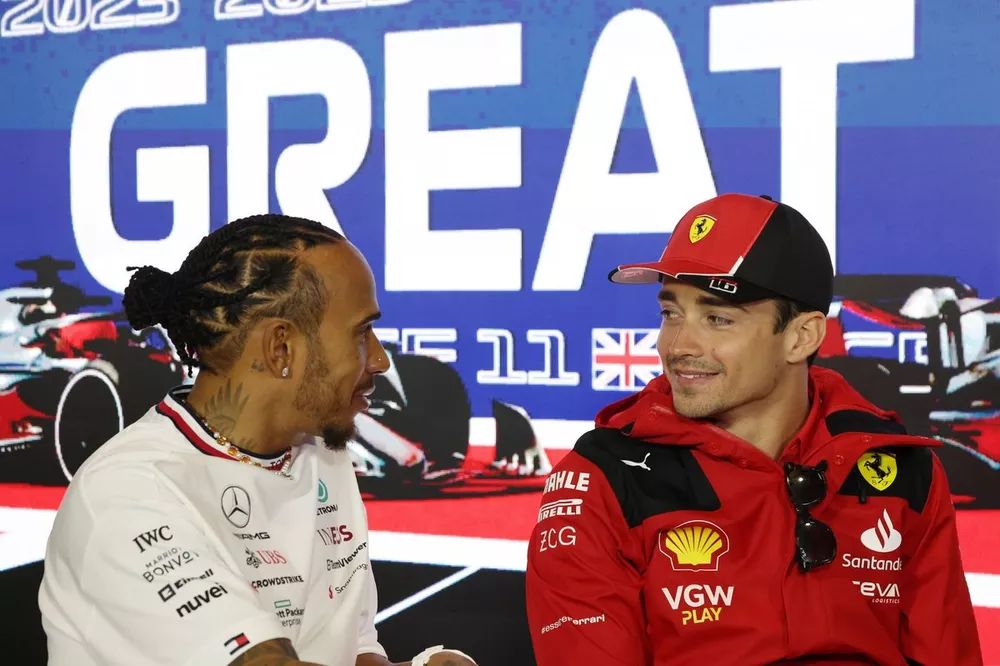 Lewis Hamilton, da Mercedes-AMG, e Charles Leclerc, da Scuderia Ferrari, na coletiva de imprensa 