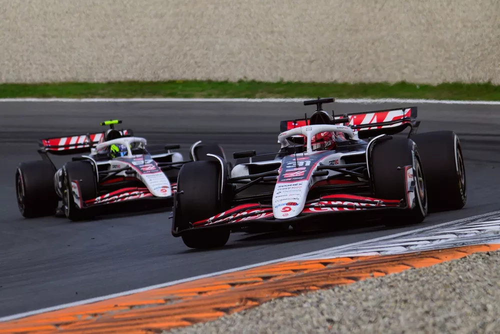 Esteban Ocon, Haas F1 Team, Oliver Bearman, Haas F1 Team
