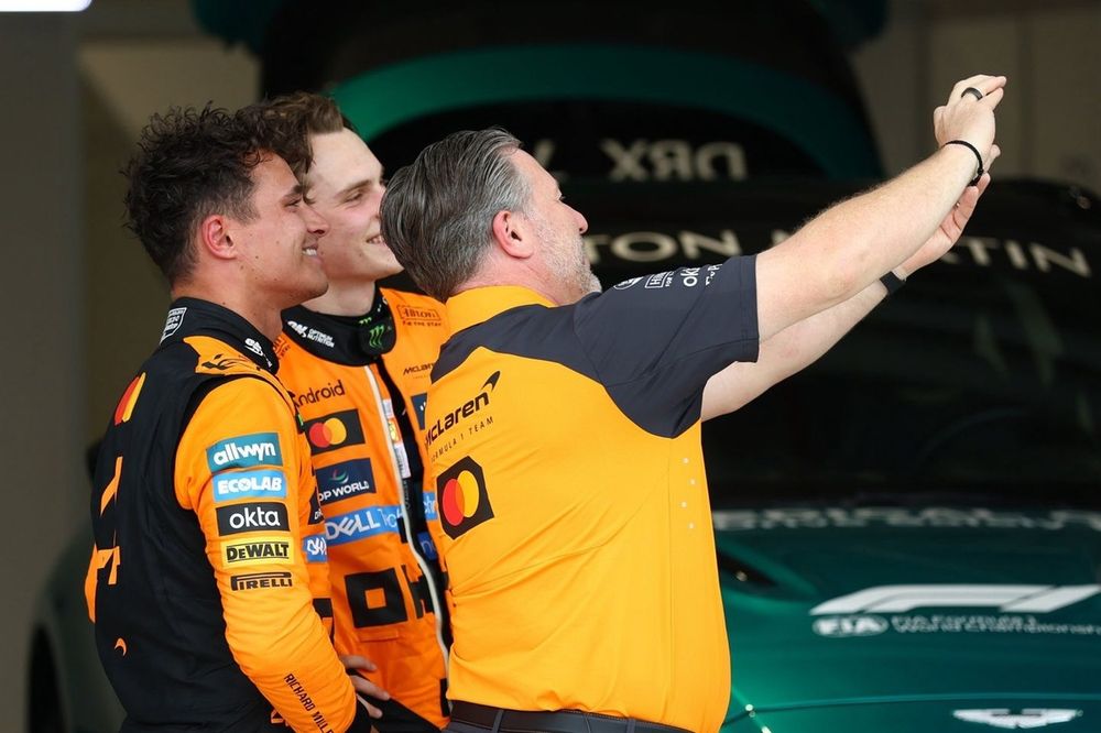 Lando Norris, McLaren, Oscar Piastri, McLaren, Zak Brown, McLaren