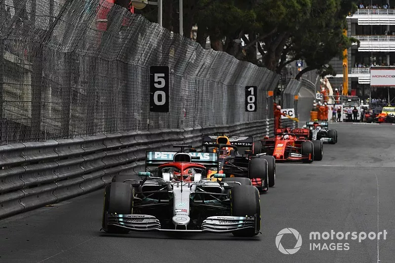 Lewis Hamilton, Mercedes AMG F1 W10, Max Verstappen, Red Bull Racing RB15, y Sebastian Vettel, Ferrari SF90