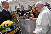 Escultura e capacete de Senna são recebidos pelo Papa Francisco no Vaticano