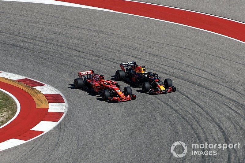 Sebastian Vettel, Ferrari SF71H and Daniel Ricciardo, Red Bull Racing RB14 clash on lap one 
