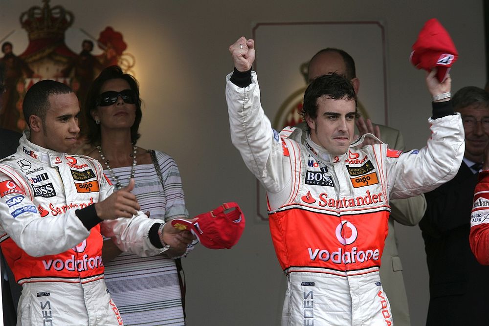 Podio: ganador de la carrera Fernando Alonso, McLaren, segundo lugar Lewis Hamilton, McLaren