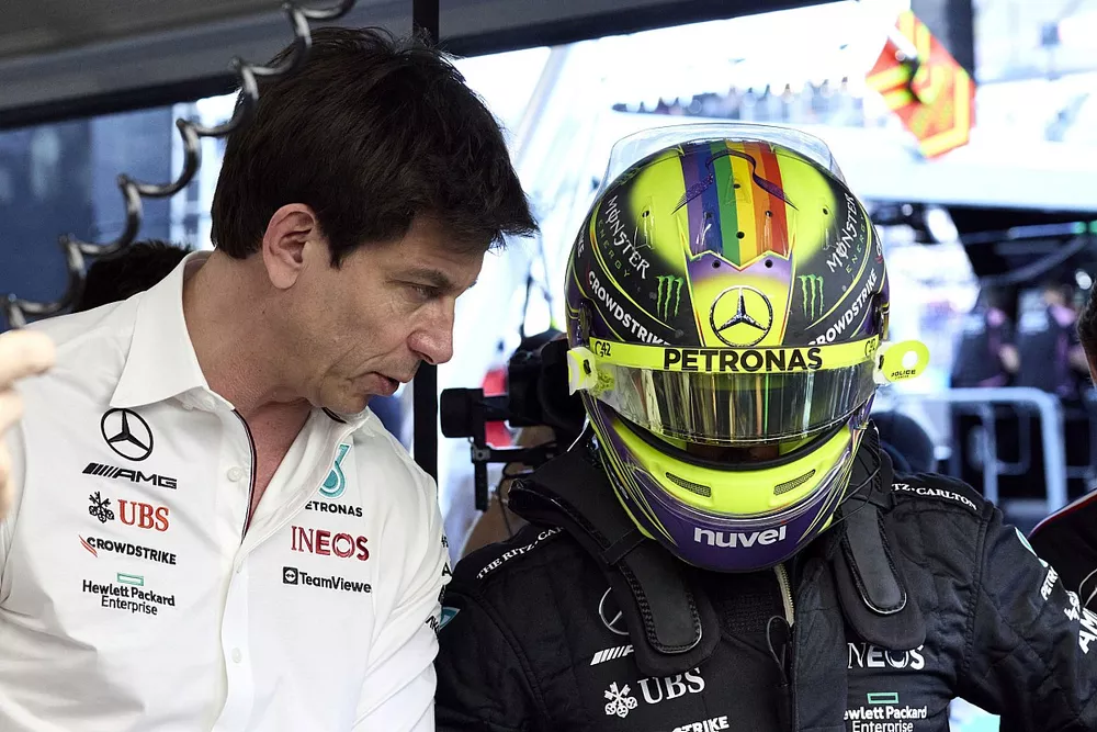 Toto Wolff, director y CEO de Mercedes-AMG, con Lewis Hamilton, Mercedes-AMG 