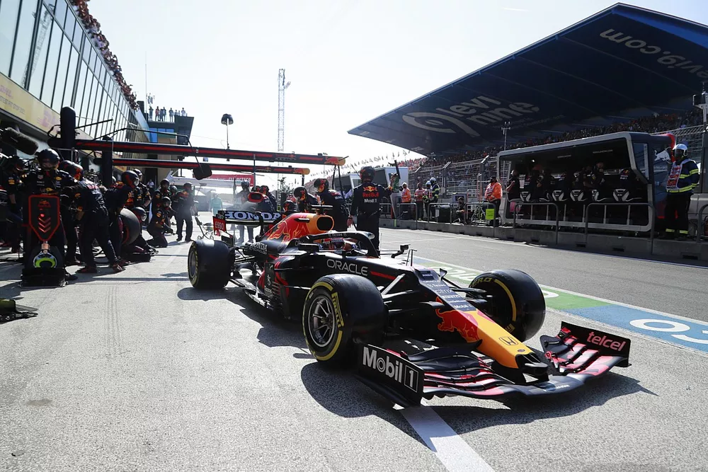 Max Verstappen, Red Bull Racing RB16B, sale de pits