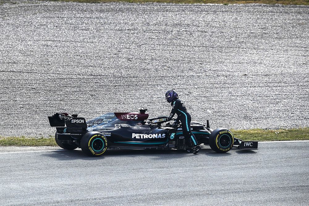 Lewis Hamilton, Mercedes W12, sufre una aver&iacute;a durante la FP2