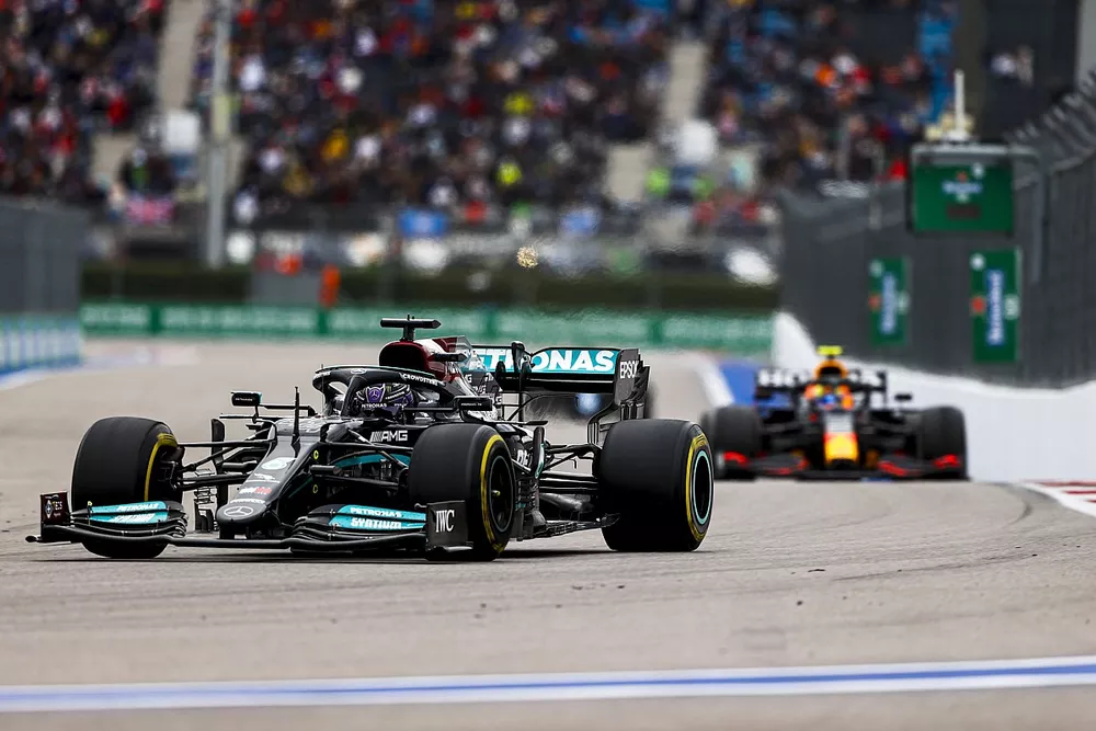 Lewis Hamilton, Mercedes W12, Sergio P&eacute;rez, Red Bull Racing RB16B