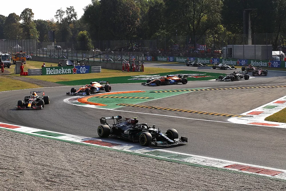 Valtteri Bottas, Mercedes W12 leidt bij de start

