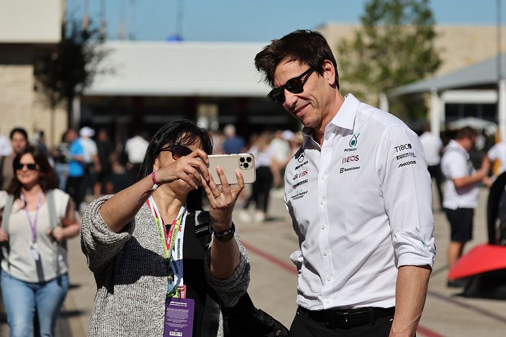Toto Wolff, director del equipo y consejero delegado de Mercedes AMG, se hace una foto con un aficionado