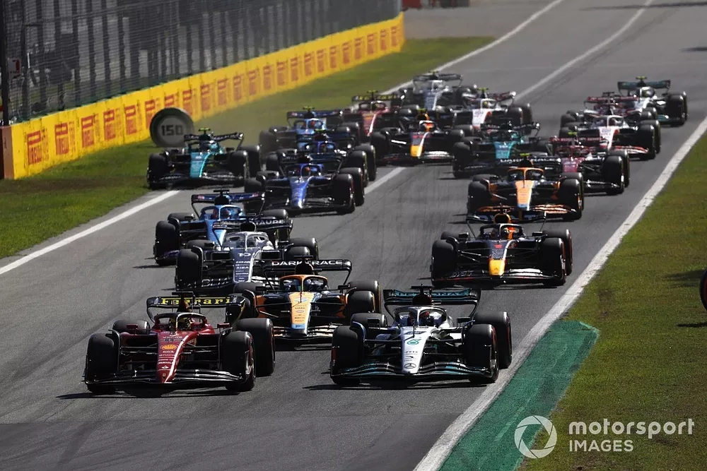 Charles Leclerc, Ferrari F1-75, George Russell, Mercedes W13, Daniel Ricciardo, McLaren MCL36, Pierre Gasly, AlphaTauri AT03, Max Verstappen, Red Bull Racing RB18, el resto en la salida