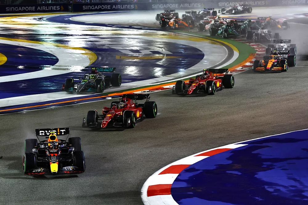 Sergio Perez, Red Bull Racing RB18, Charles Leclerc, Ferrari F1-75