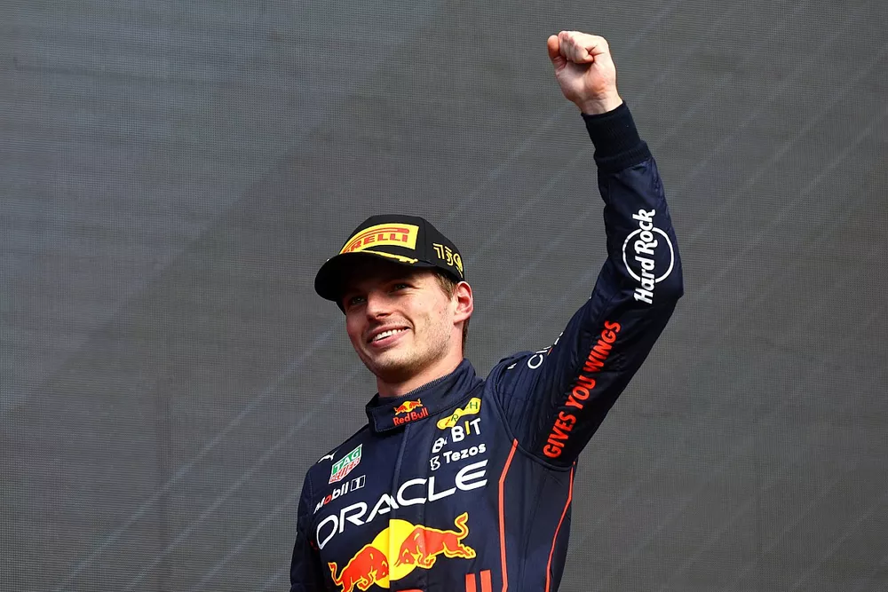 Le vainqueur Max Verstappen, Red Bull Racing, sur le podium