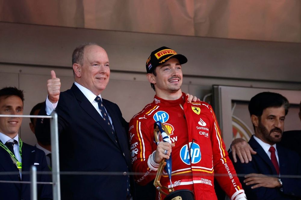 El Príncipe Alberto II de Mónaco en el podio con Charles Leclerc, Scuderia Ferrari