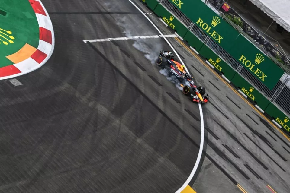 Sergio Perez, Red Bull Racing RB20, locks up