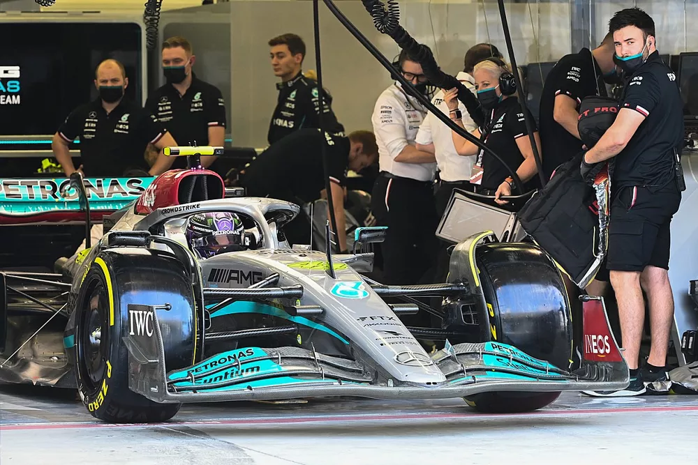Lewis Hamilton, Mercedes W13, sale del garaje