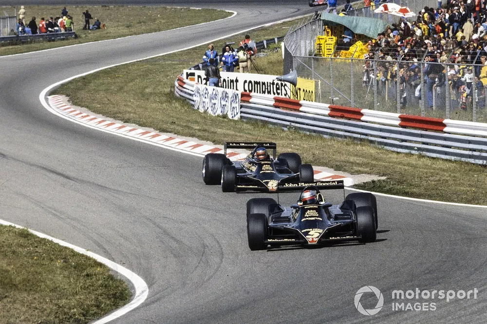 Mario Andretti, Lotus 79 Ford leads Ronnie Peterson, Lotus 79 Ford