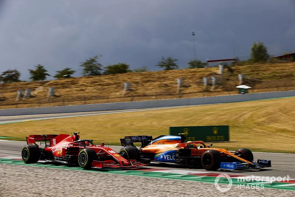 Lando Norris, McLaren MCL35, bCharles Leclerc, Ferrari SF1000