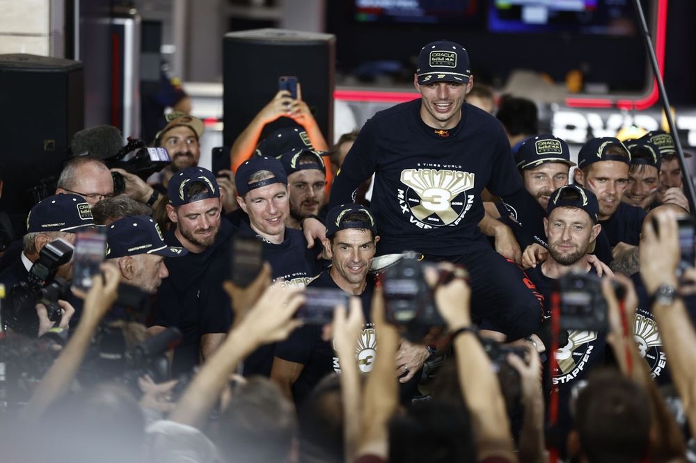 Max Verstappen, Red Bull Racing, celebra con su equipo tras conseguir el título de campeón del mundo de pilotos 2023