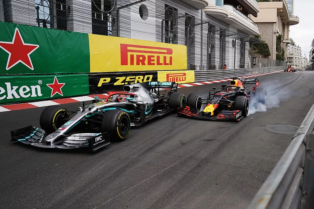Max Verstappen, Red Bull Racing RB15, hace contacto con el líder Lewis Hamilton, Mercedes AMG F1 W10