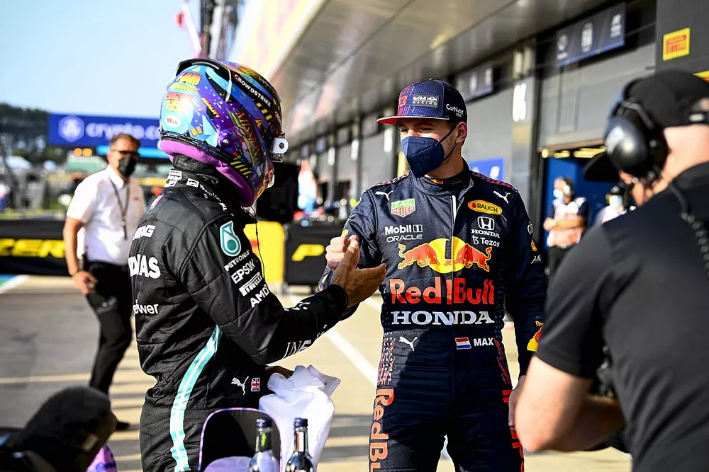 Ganador de la primera posición para la carrera Sprint Lewis Hamilton, Mercedes y segundo puesto Max Verstappen, Red Bull Racing, en Parc Ferme