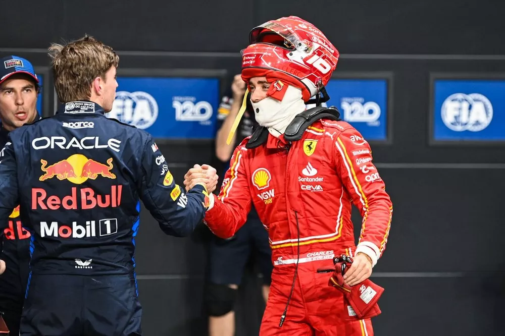 Il poleman Max Verstappen, Red Bull Racing e Charles Leclerc, Scuderia Ferrari