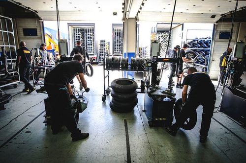 Michelin quiere seguir en MotoGP hasta 2028 y Pirelli está a la expectativa