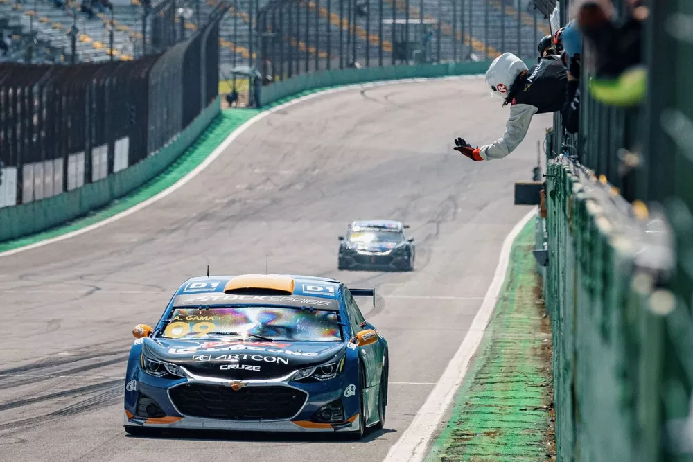 Arthur Gama recebe bandeirada em Interlagos