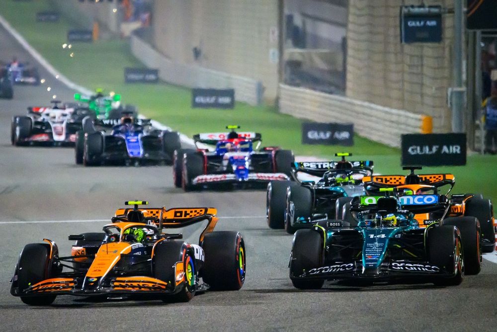 Lando Norris, McLaren MCL30, Fernando Alonso, Aston Martin Racing AMR24