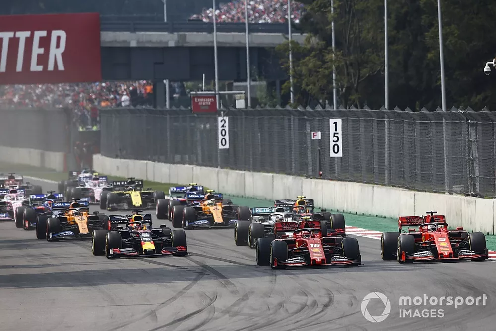 Charles Leclerc, Ferrari SF90, Sebastian Vettel, Ferrari SF90 and mMax Verstappen, Red Bull Racing RB15 al inicio