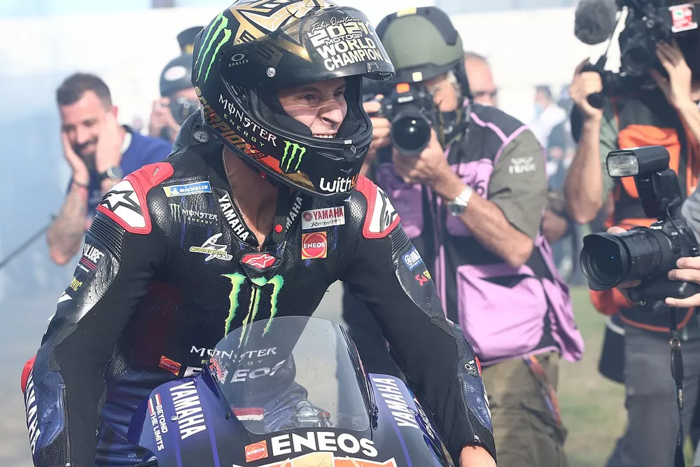 Le Champion du monde Fabio Quartararo, Yamaha Factory Racing f&ecirc;te son titre en arrivant sur sa moto