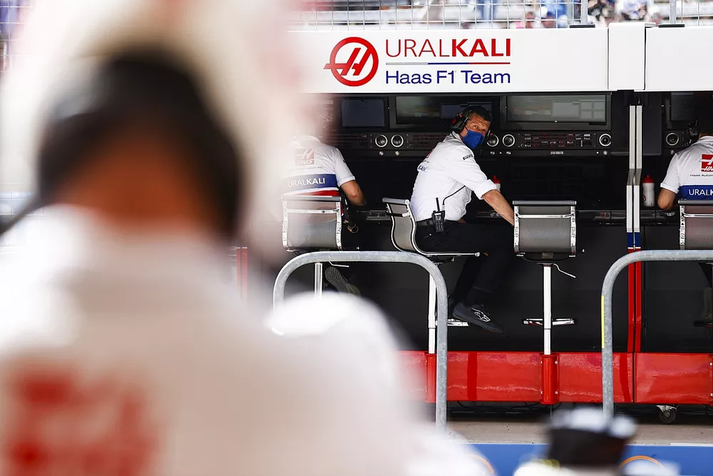 Guenther Steiner, director del equipo Haas F1, en el muro de boxes