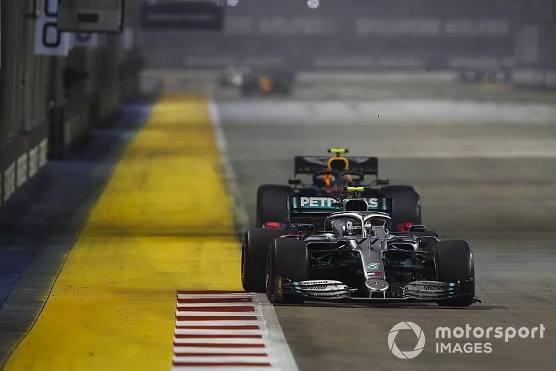 Valtteri Bottas, Mercedes AMG W10, en Alexander Albon, Red Bull Racing RB15