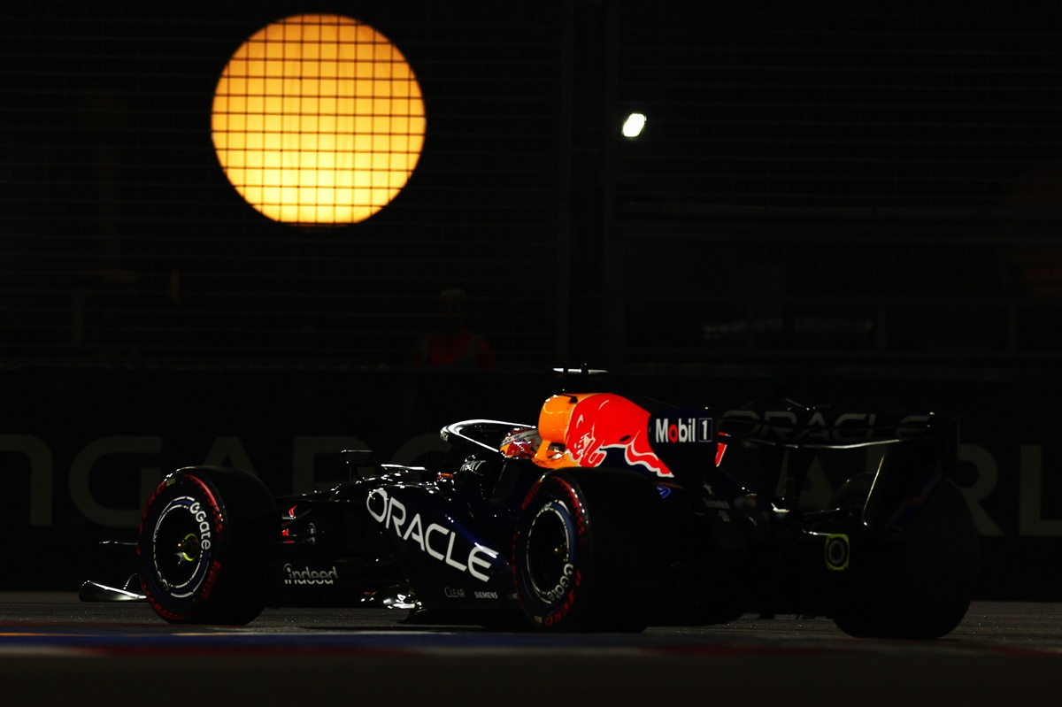 Verstappen rompe su sequía y conquista la pole en Singapur; Ferrari lidera la batalla