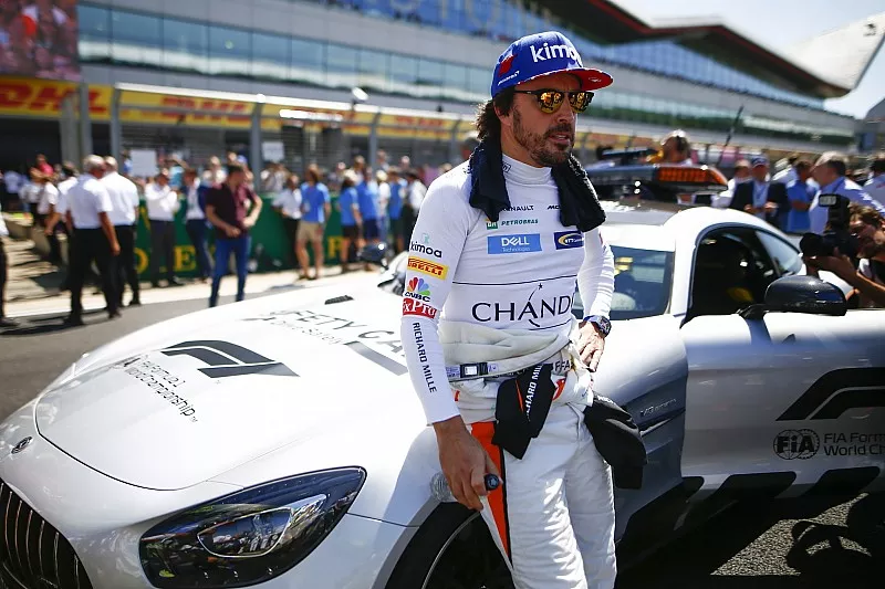 Fernando Alonso, McLaren, op de grid met de Safety Car