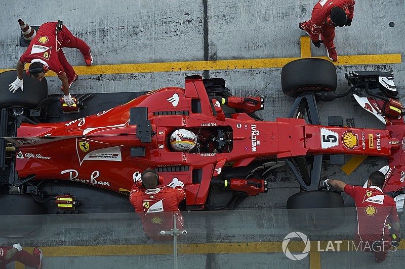 Sebastian Vettel, Ferrari SF70H hace una pr&aacute;ctica de pitstop
