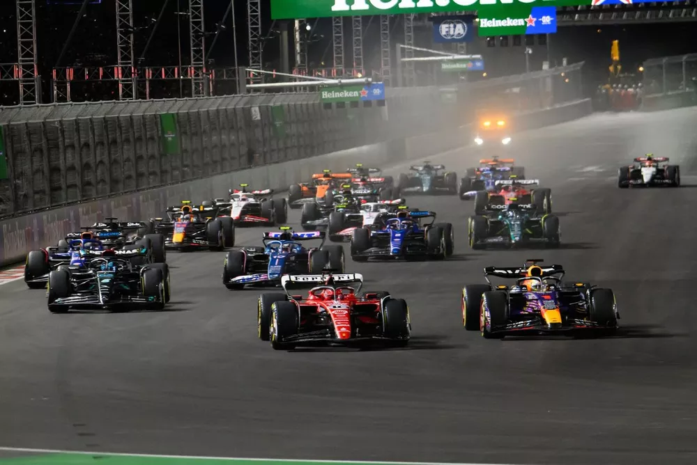 Start van de Grand Prix van Las Vegas, Charles Leclerc, Ferrari SF-23 leidt
